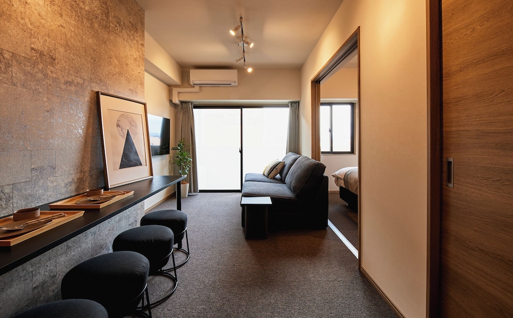 スーペリア ルーム リビング エリア1 | Living like Hotel 博多駅前