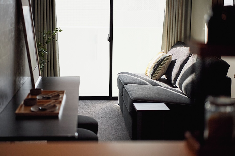 スーペリア ルーム リビング エリア2 | Living like Hotel 博多駅前