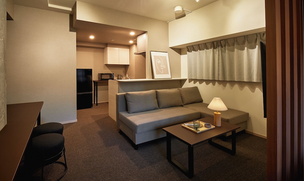 ファミリー ルーム リビング エリア1 | Living like Hotel 博多駅前