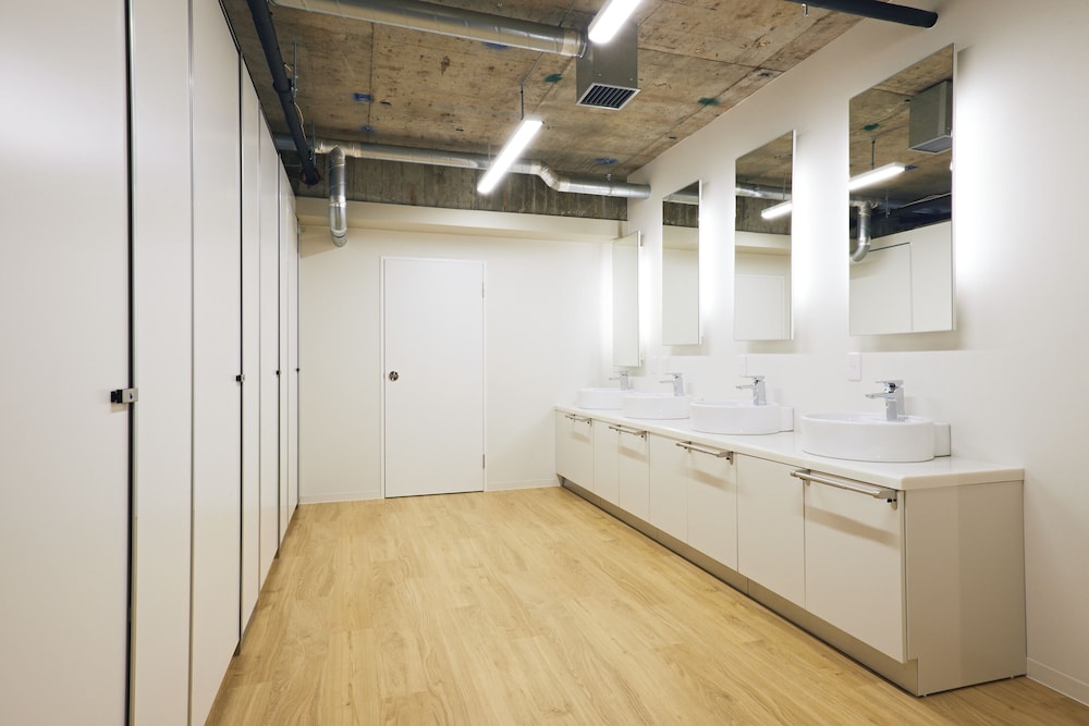 共同ドミトリー 男性限定 禁煙（2名） バスルーム0 | Shijo Guesthouse HIVE - ホステル