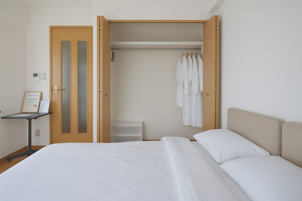 ビジネス ダブルルーム クイーンベッド 1 台 禁煙 バルコニー 客室17 | AOMUGIHOTEL-Otsuka