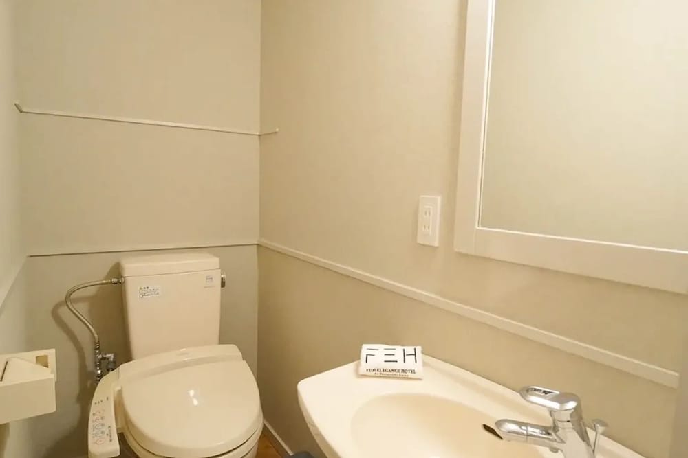 トリプルルーム ガーデンビュー バスルーム0 | Fuji Elegance Hotel