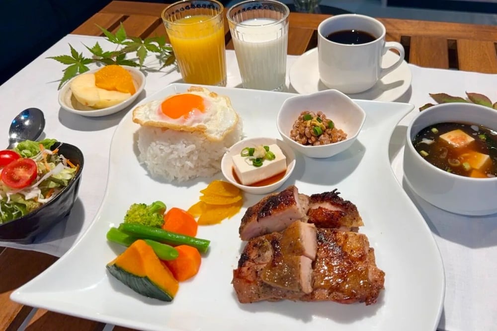 デラックス ツインルーム シングルベッド 2 台 ガーデンビュー 客室内のダイニングエリア0 | Fuji Elegance Hotel