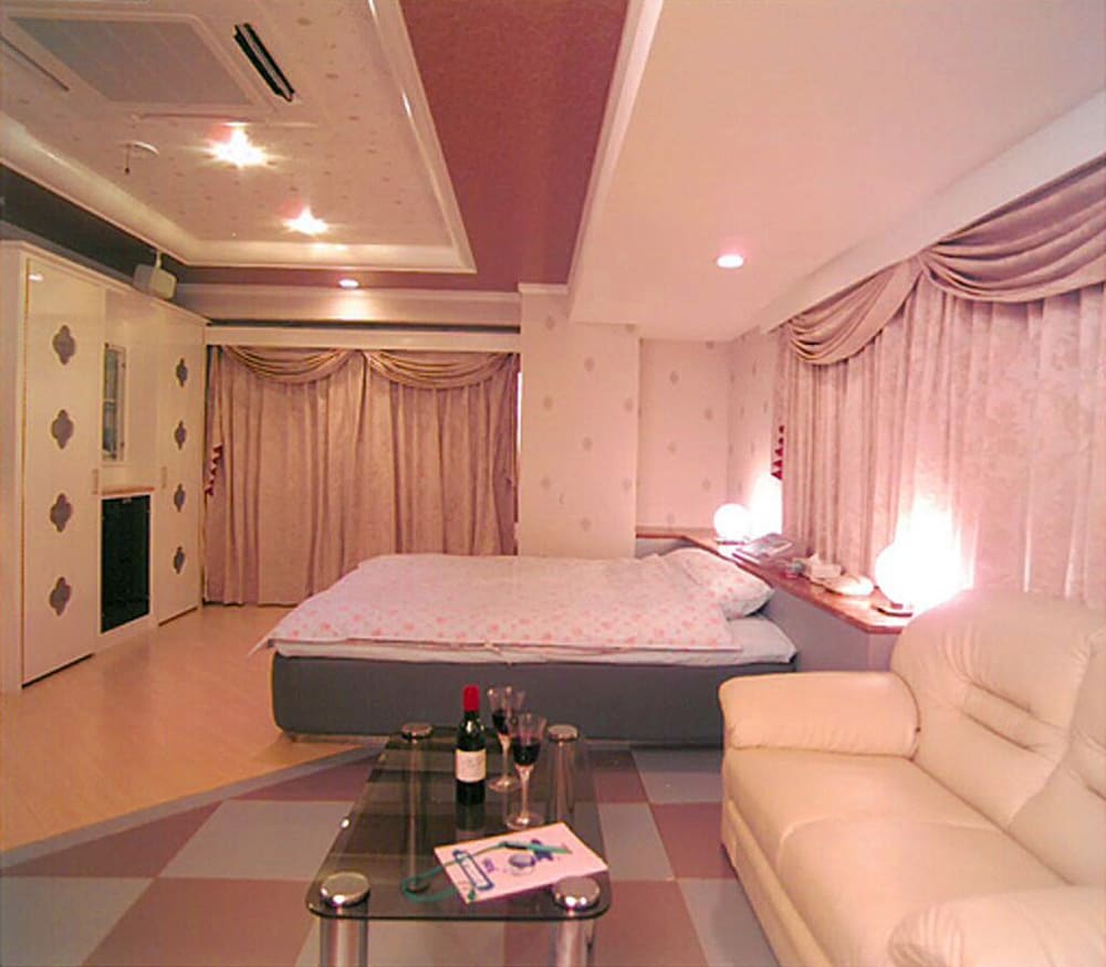 客室1 | Hotel Queens Court -ホテル クインズコート- 客室1 | Hotel Queens Court -ホテル クインズコート-