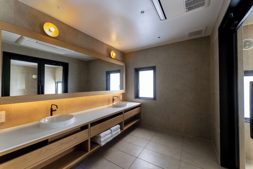 プライベートツインルームB 禁煙 共用バスルーム2 | BIRD HOTEL