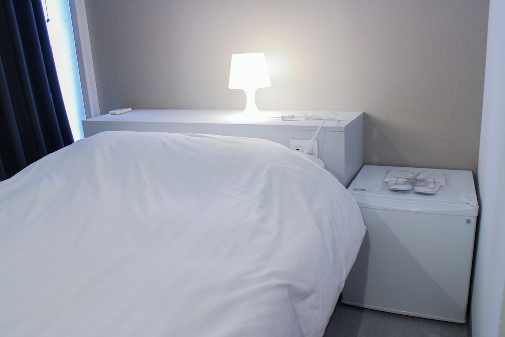 デラックス ダブルルーム ダブルベッド 1 台 バルコニー シティビュー 客室2 | HOSTEL EstLiLas KANDA