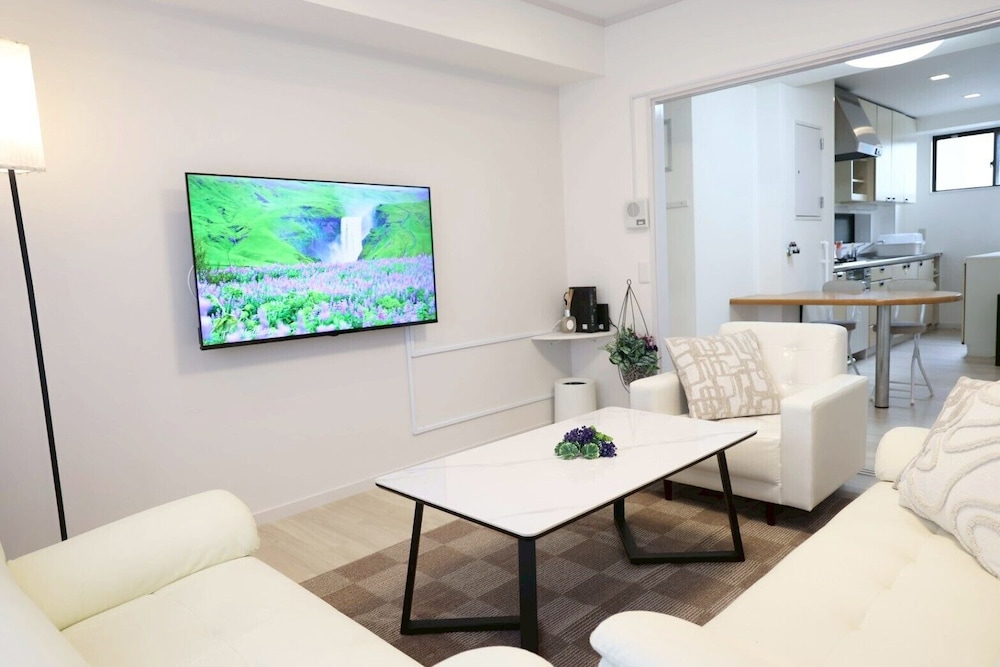 スタジオスイート バルコニー シティビュー リビング エリア1 | ホテルリープ