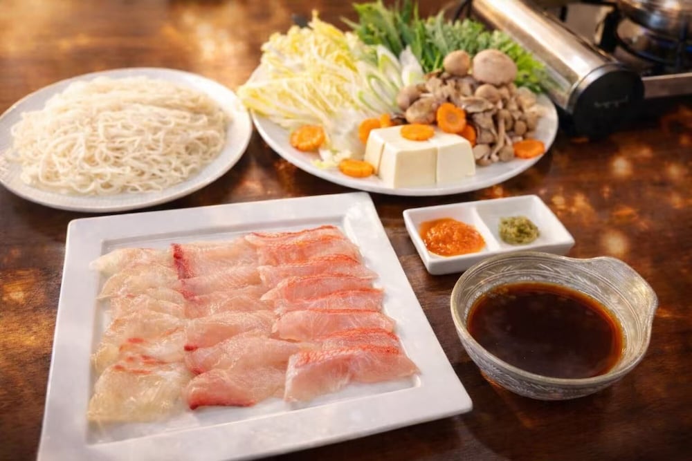 スーペリア スイート 1 ベッドルーム バルコニー マウンテンビュー 客室内のダイニングエリア0 | シーナリー・リゾート駿河