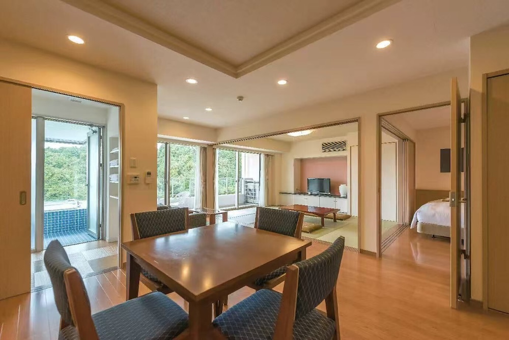 パノラミック スイート バルコニー シティビュー 客室2 | シーナリー・リゾート駿河