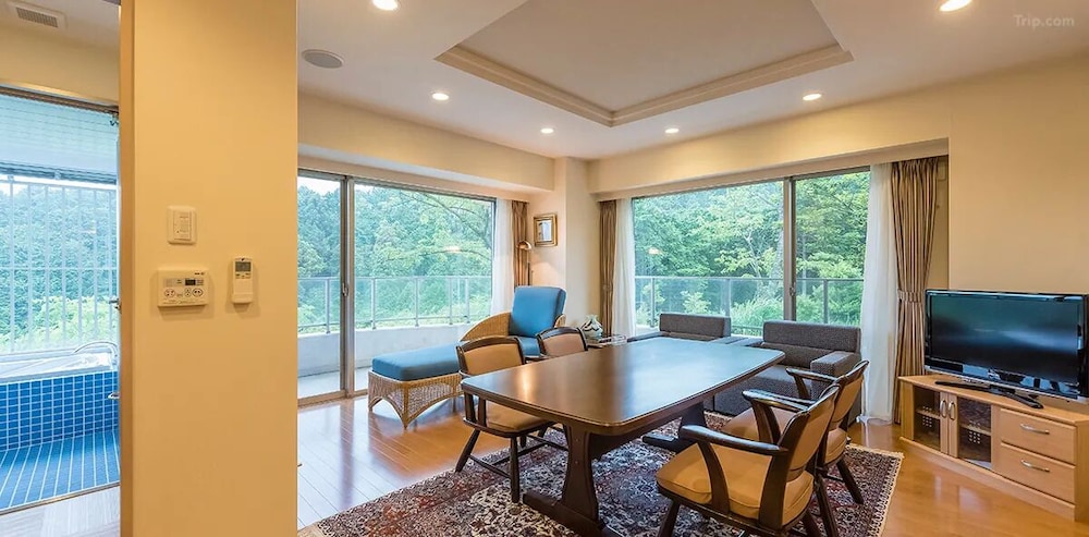 パノラミック スイート バルコニー シティビュー | シーナリー・リゾート駿河