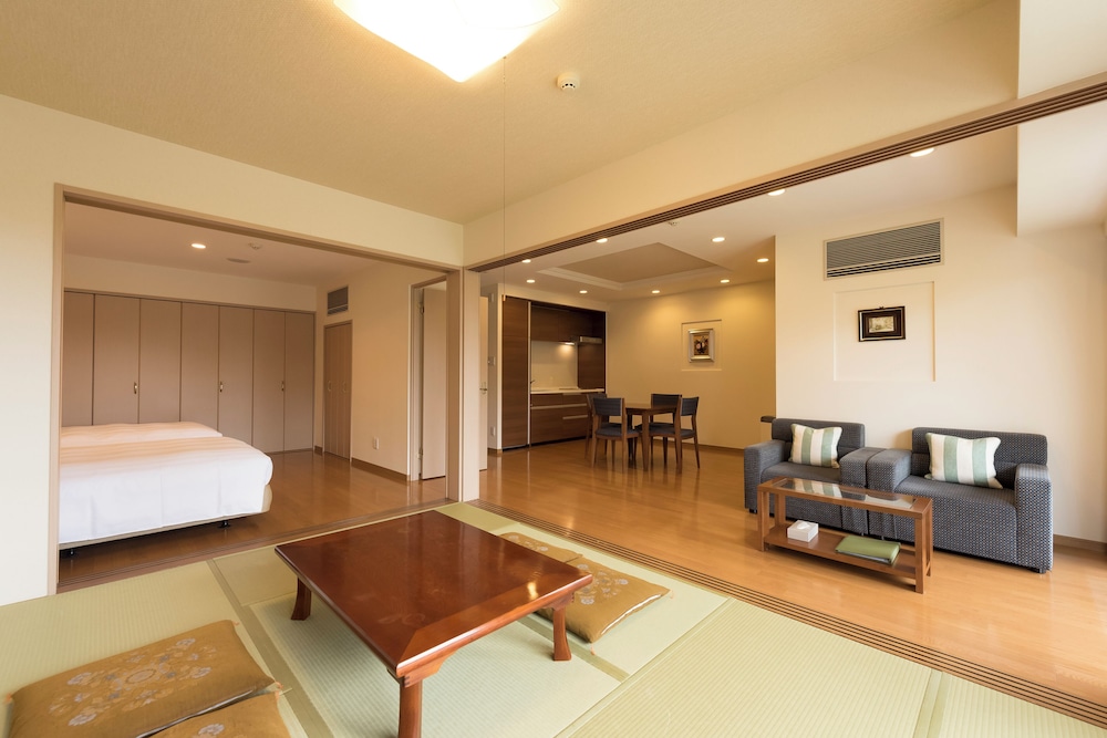 パノラミック スイート バルコニー シティビュー 客室2 | シーナリー・リゾート駿河