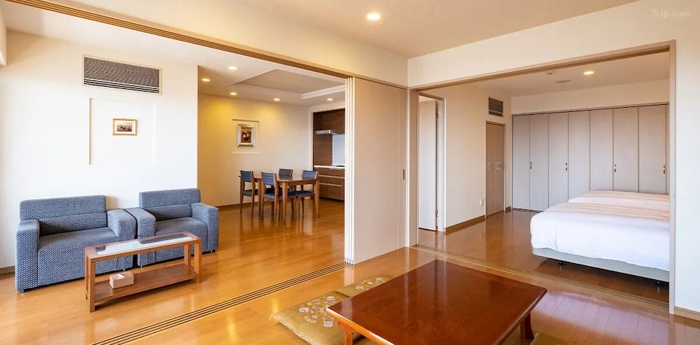 スーペリア スイート 1 ベッドルーム バルコニー マウンテンビュー 客室2 | シーナリー・リゾート駿河