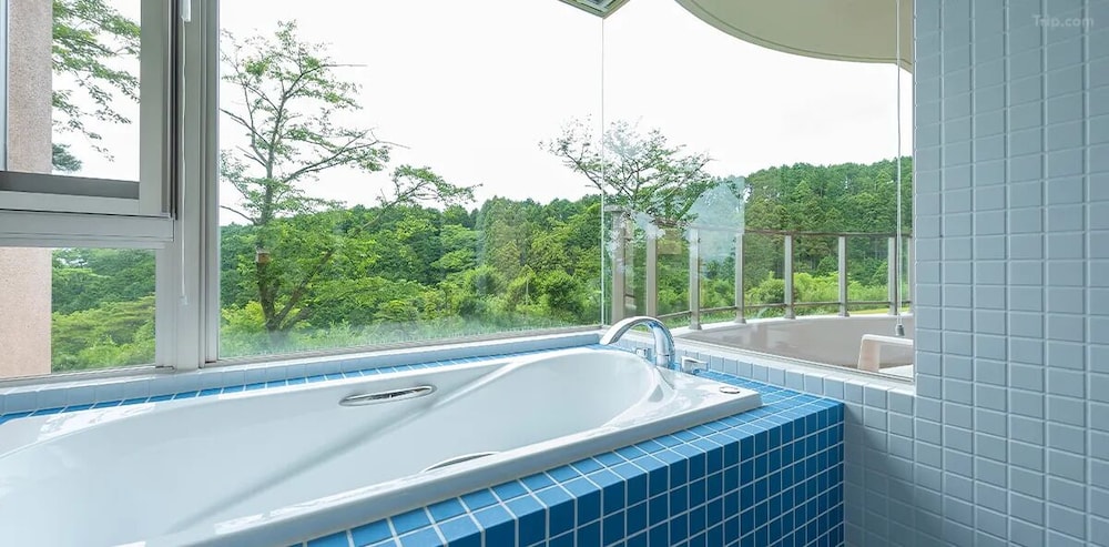 パノラミック スイート バルコニー シティビュー バスルーム0 | シーナリー・リゾート駿河