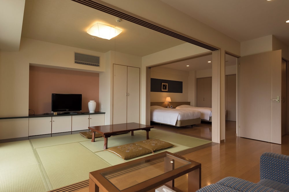 パノラミック スイート バルコニー シティビュー 客室3 | シーナリー・リゾート駿河