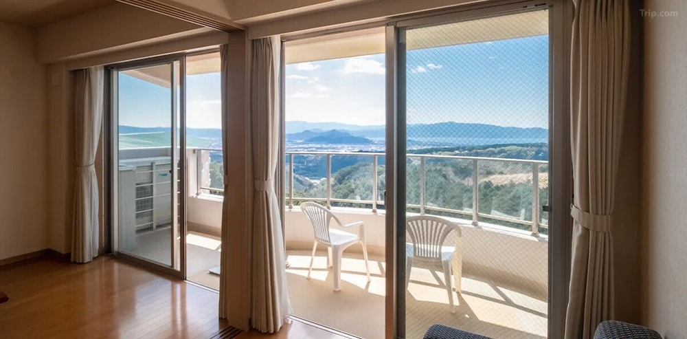 パノラミック スイート バルコニー シティビュー 部屋からの景観0 | シーナリー・リゾート駿河