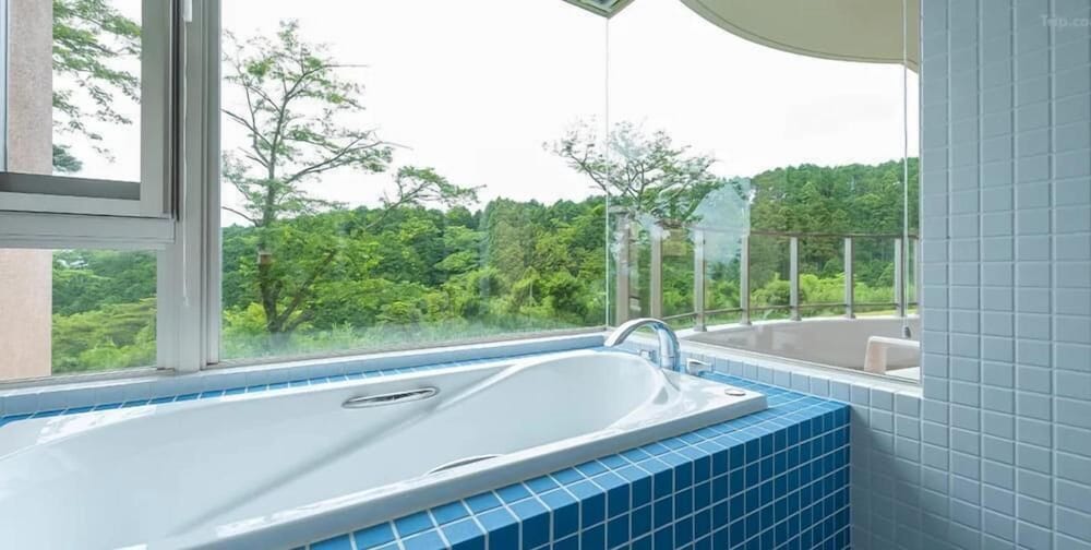 スーペリア スイート 1 ベッドルーム バルコニー マウンテンビュー バスルーム0 | シーナリー・リゾート駿河