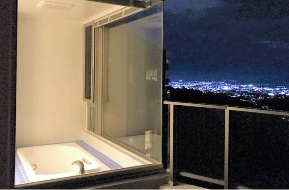 スーペリア スイート 1 ベッドルーム バルコニー マウンテンビュー テラス / パティオ1 | シーナリー・リゾート駿河