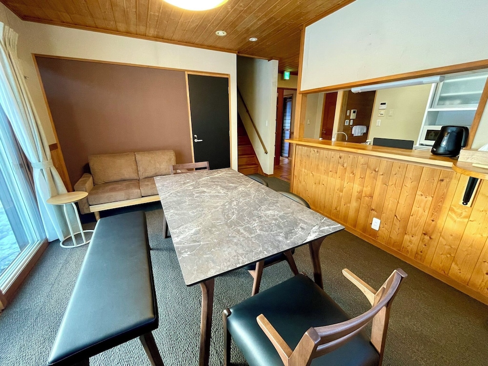 ベーシック アパートメント マウンテンビュー リビング エリア2 | Three Peaks House