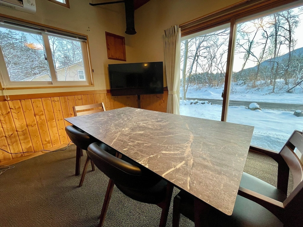 ベーシック アパートメント マウンテンビュー リビング エリア10 | Three Peaks House