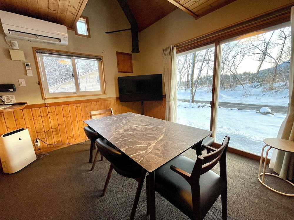 ベーシック アパートメント マウンテンビュー リビング エリア4 | Three Peaks House