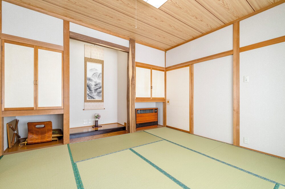 [1F・3人部屋] バス・トイレ付き 禁煙 | 温泉御宿るりびたき