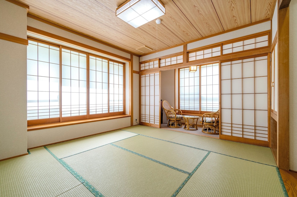 [1F・3人部屋] バス・トイレ付き 禁煙 客室1 | 温泉御宿るりびたき