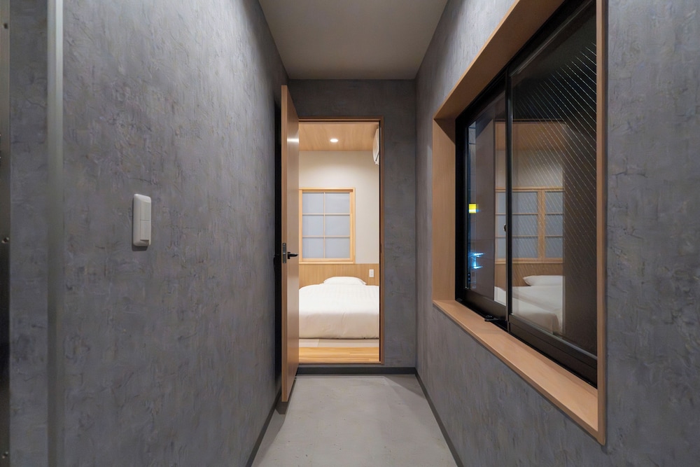 コンフォート スイート 2 ベッドルーム 禁煙 専用バスルーム リビング エリア1 | MARUMI HOTEL Uguisudani