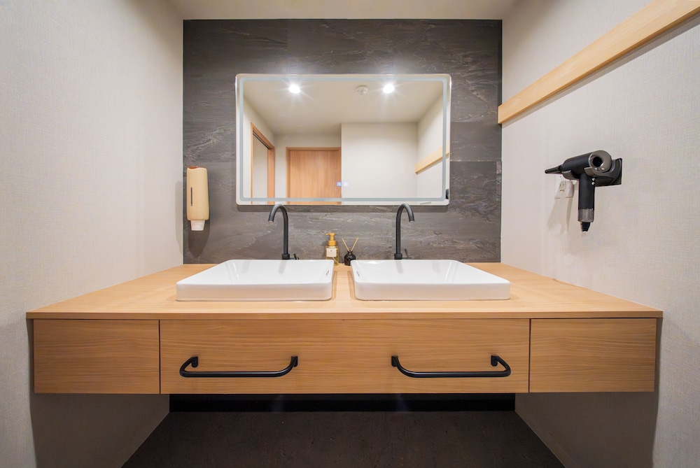 ファミリー スイート 2 ベッドルーム 禁煙 専用バスルーム バスルーム1 | MARUMI HOTEL Uguisudani