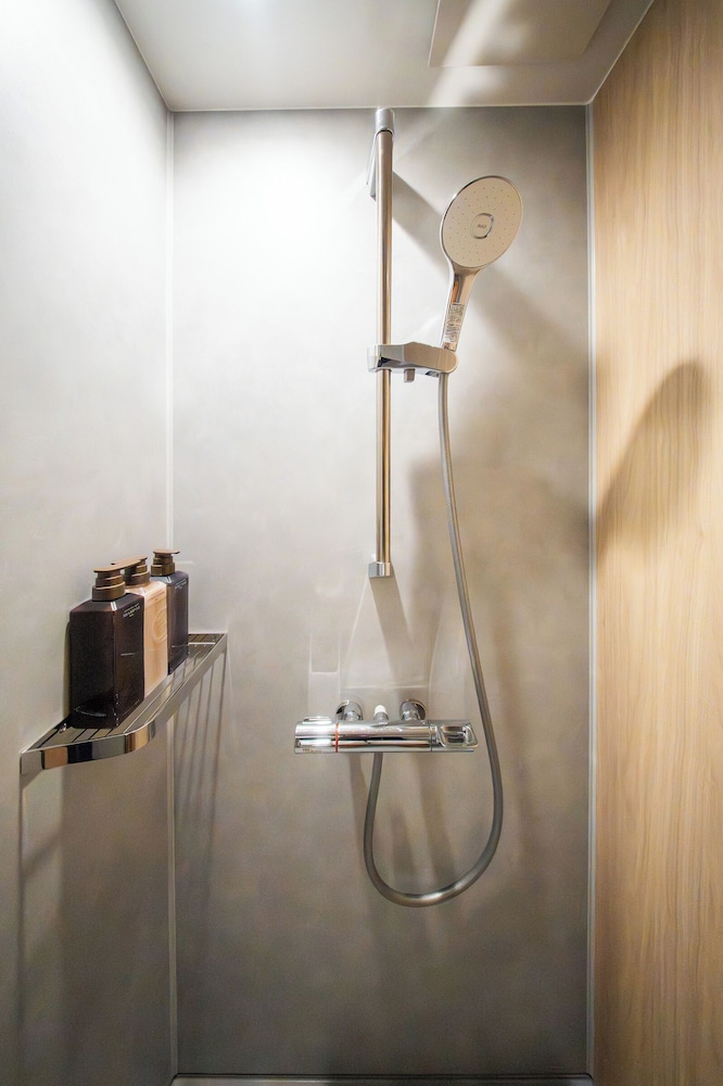 コンフォート スイート 2 ベッドルーム 禁煙 専用バスルーム バスルーム1 | MARUMI HOTEL Uguisudani
