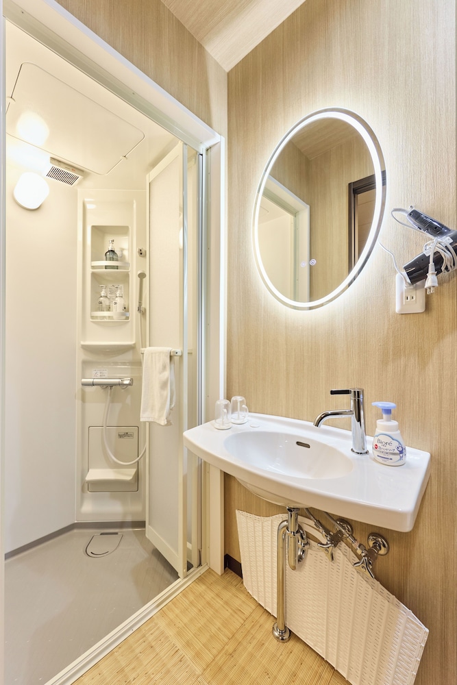 ベーシック ダブルルーム バスルーム4 | Shinsaibashi Cozy House