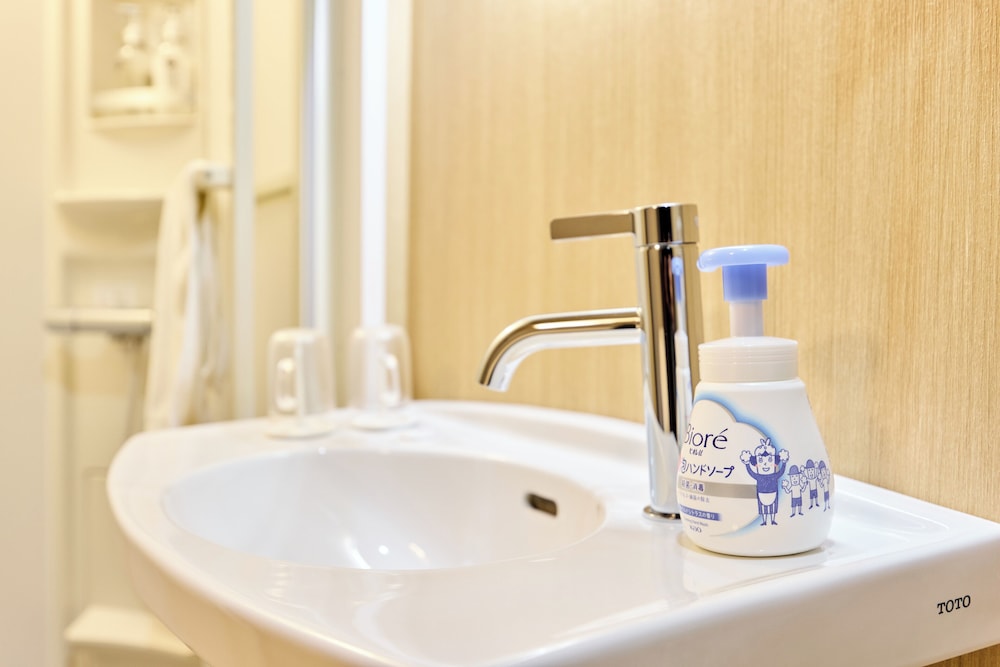 ベーシック ダブルルーム バスルーム2 | Shinsaibashi Cozy House