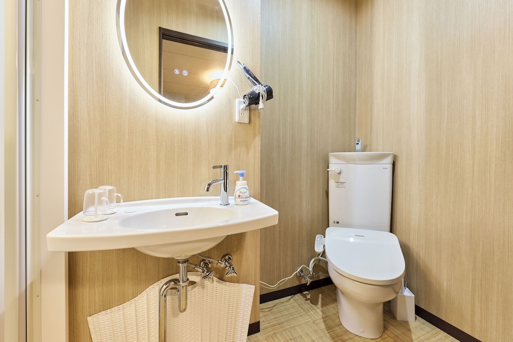 ベーシック ダブルルーム バスルーム5 | Shinsaibashi Cozy House