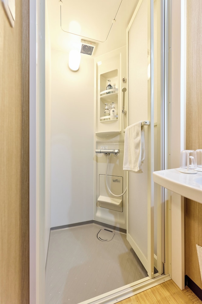 ベーシック ダブルルーム バスルーム3 | Shinsaibashi Cozy House