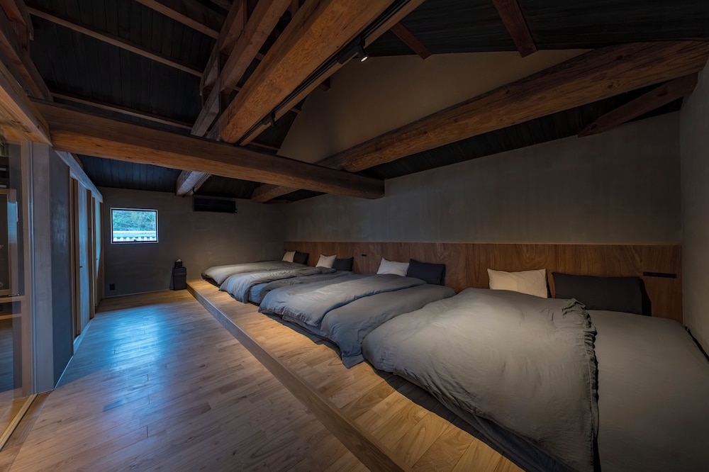 スタンダード ヴィラ 4 ベッドルーム パーシャル オーシャン ビュー 客室1 | NUI