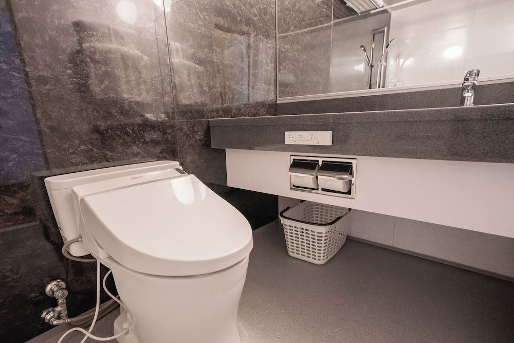 ファミリー トリプルルーム バスルーム1 | Coto