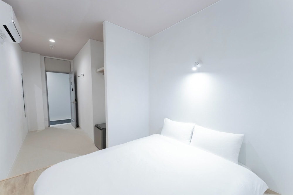 ベーシック ダブルルーム 客室2 | Atic Guesthouse