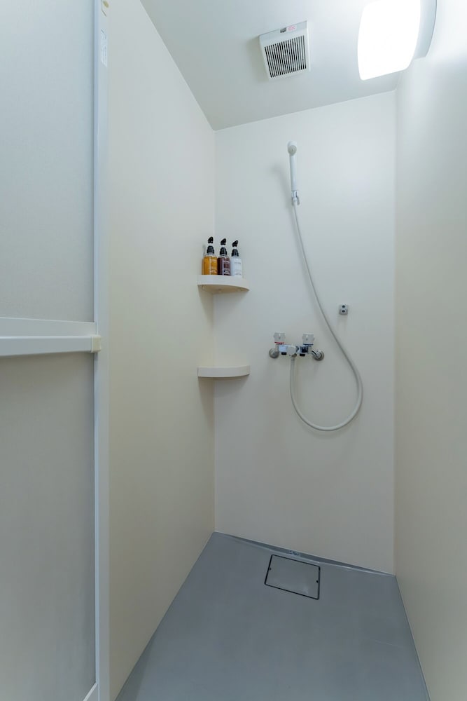 ベーシック ダブルルーム バスルームのシャワー0 | Atic Guesthouse