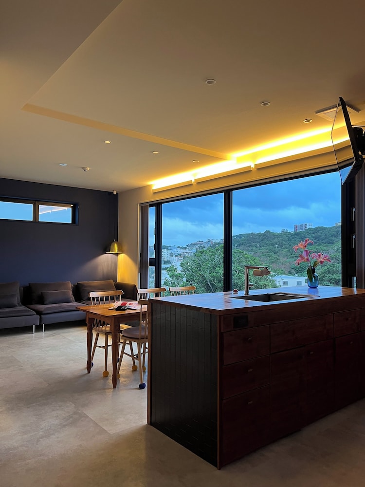 ファミリー コンドミニアム 禁煙 バルコニー 内装1 | 瀬名波ハウス B