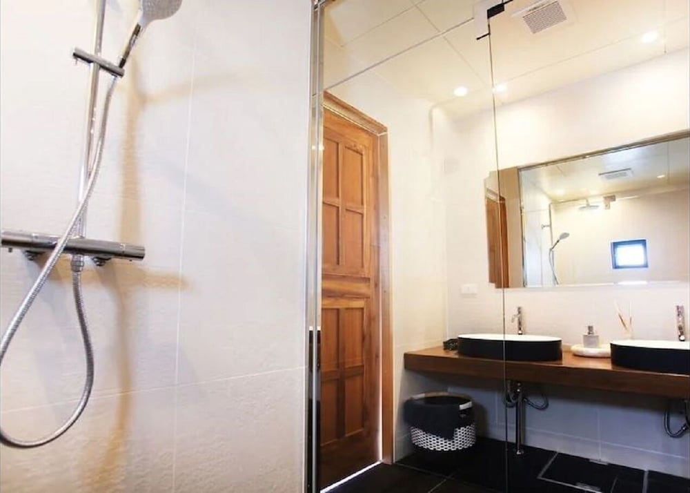 ファミリー コンドミニアム バルコニー パーシャル オーシャン ビュー バスルーム2 | 瀬名波ハウス B