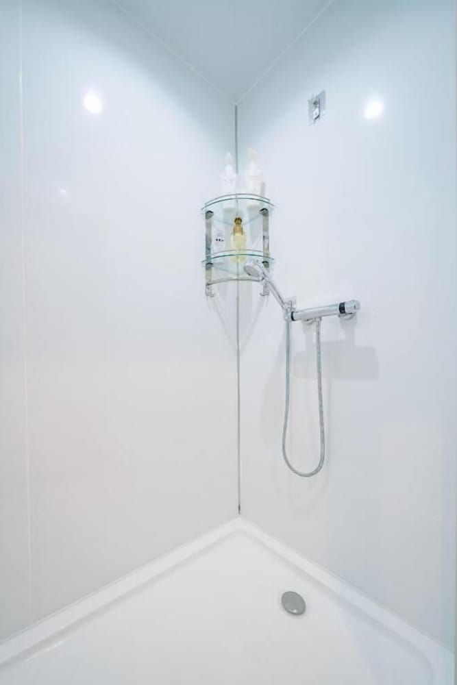 和風トリプルルーム シティビュー バスルーム1 | 大同 Garden Hotel Osaka