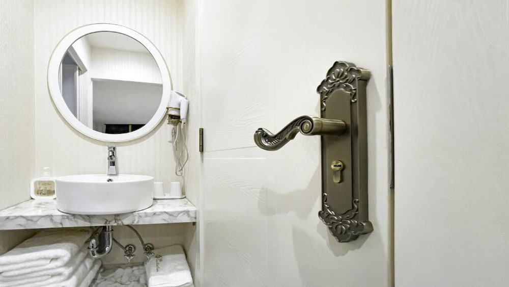 スタンダード トリプルルーム シティビュー バスルーム1 | 大同 Garden Hotel Osaka