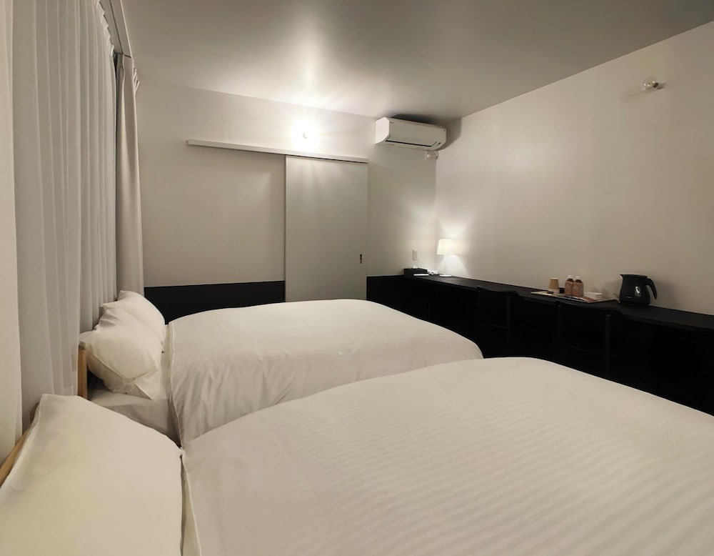 ツインルーム シティビュー 客室2 | ラピス城ヶ崎 B&B