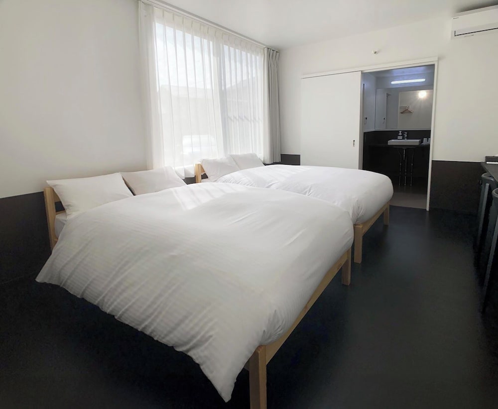 ツインルーム シティビュー 客室1 | ラピス城ヶ崎 B&B