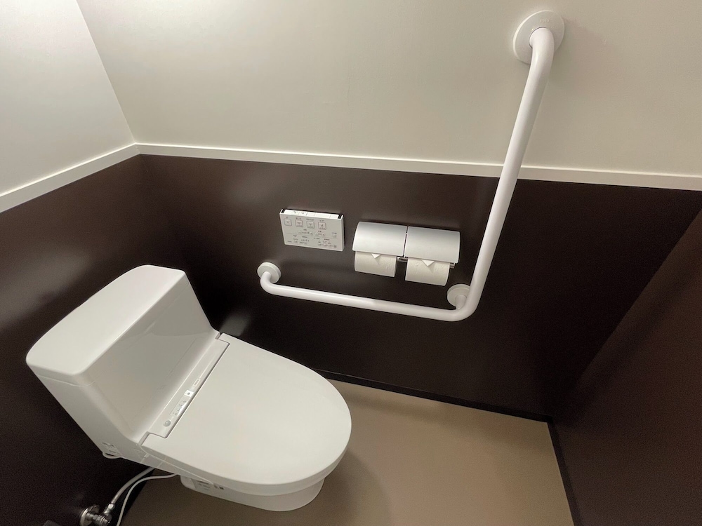 ツインルーム シティビュー バスルーム2 | ラピス城ヶ崎 B&B