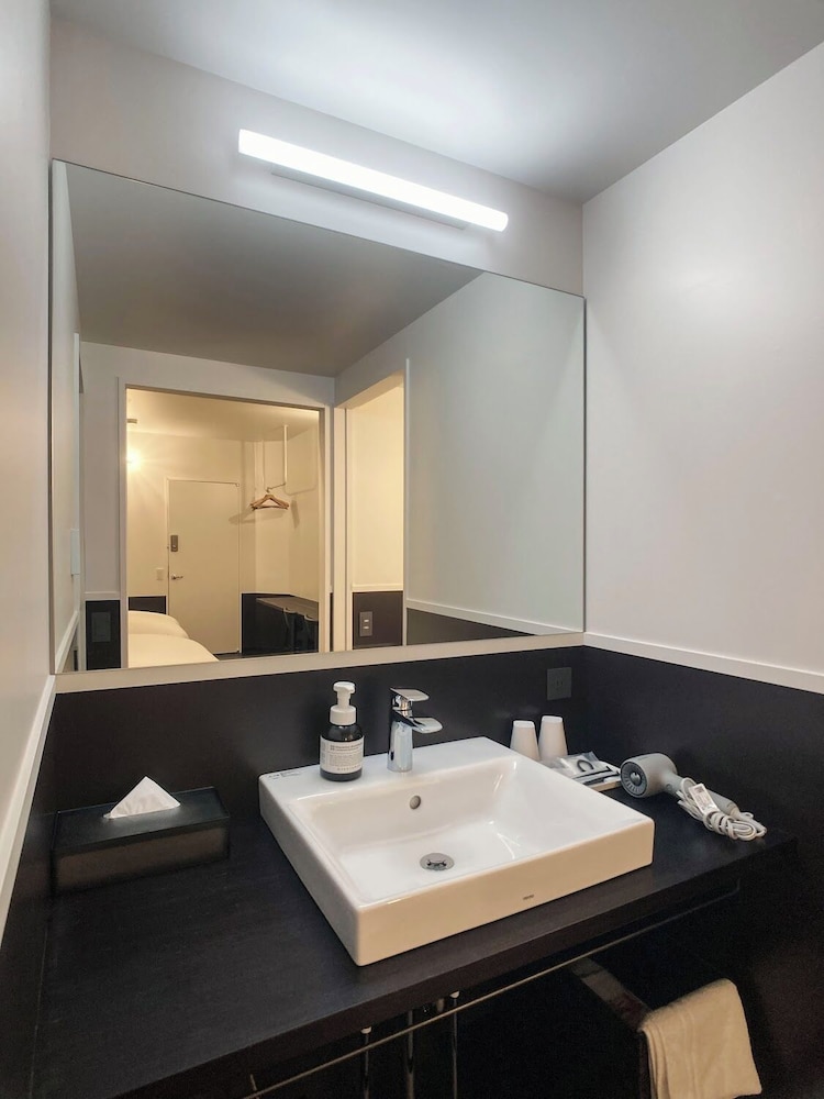 ツインルーム シティビュー バスルーム0 | ラピス城ヶ崎 B&B