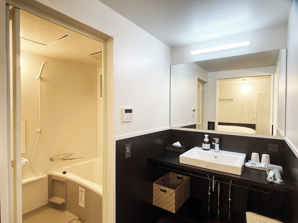 ツインルーム シティビュー バスルーム1 | ラピス城ヶ崎 B&B