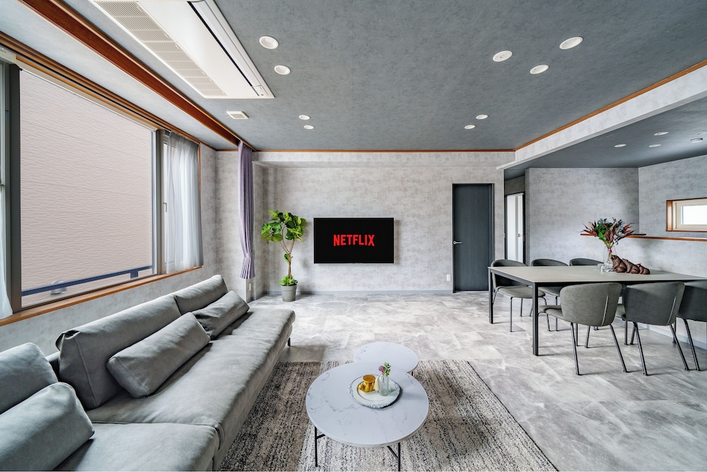 アパートメント リビング エリア1 | THE HALCYON