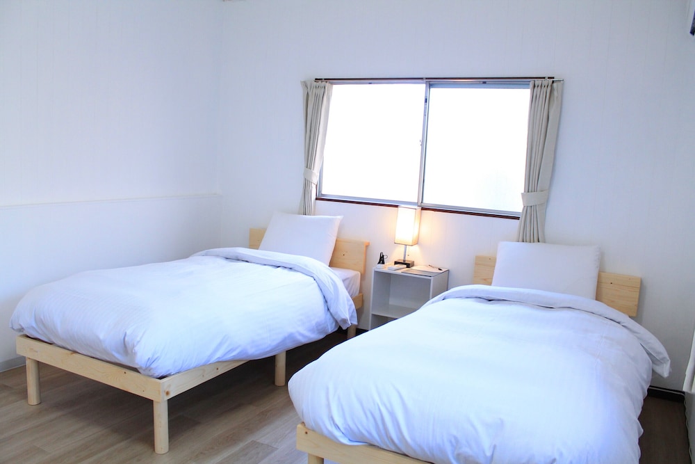 ベーシック ツインルーム シングルベッド 2 台 禁煙 コートヤードビュー 客室2 | 彩の宿 月屋