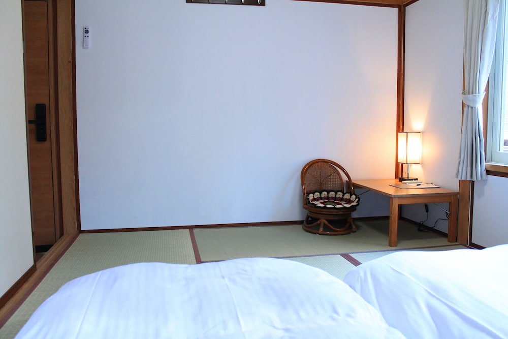 和風ダブルルーム ベッド (複数台) 禁煙 コートヤードビュー 客室1 | 彩の宿 月屋