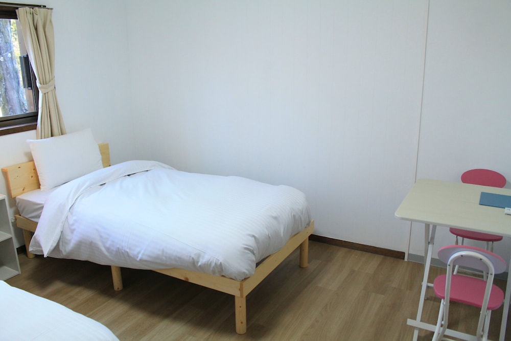 エコノミー ツインルーム シングルベッド 2 台 禁煙 コートヤードビュー 客室1 | 彩の宿 月屋